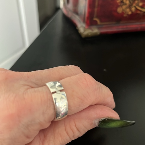 Elegant Silver Band Ring with small diamond - Picture 6 of 9